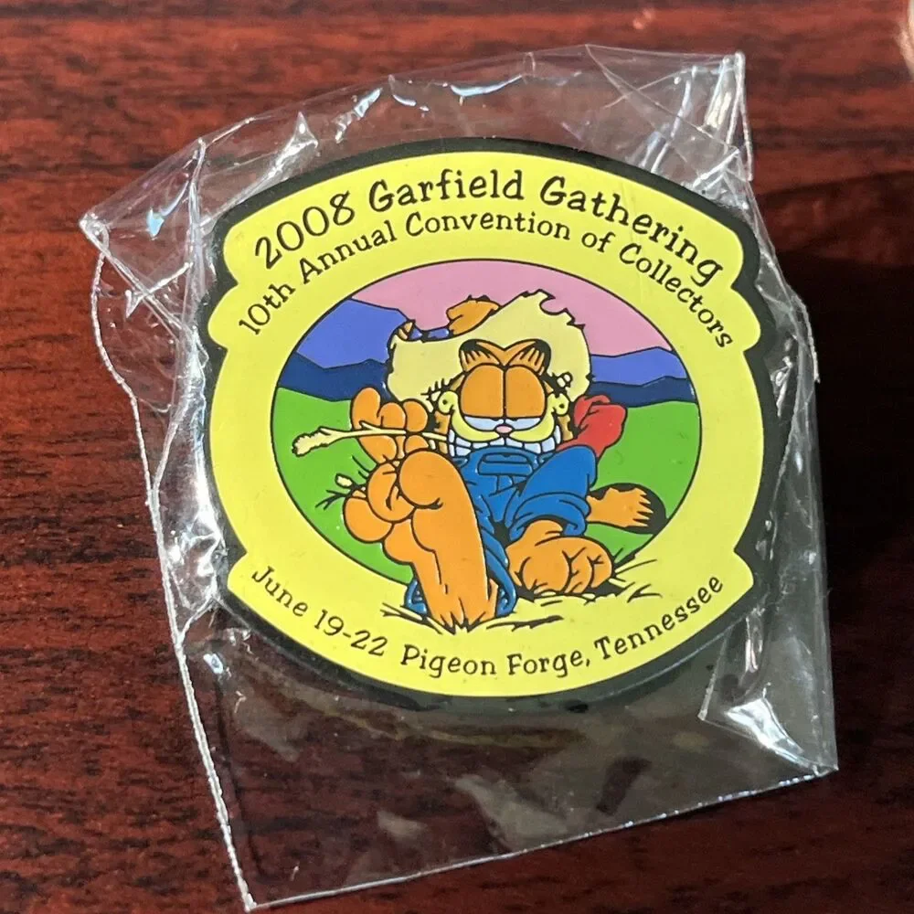 Garfield Gathering 2008 Pigeon Forge‎ Tennessee Odie Comic Strip Lapel Hat Pin